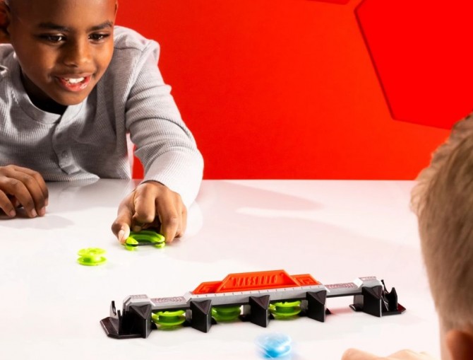 Gra dynamiczna zręcznościowa Fat Brain Toys bitwa o sloty