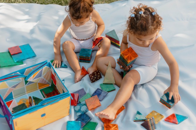 Skrzynia na klocki i Mata interaktywna 2 w 1 MAGNA-TILES