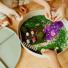 Zestaw sensoryczny Jellystone - Zaczarowany Ogród - wkład do tacki sensorycznej Play Tray