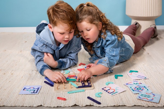 Drewniana tablica manipulacyjna z płytkami BS Toys - Geoplank