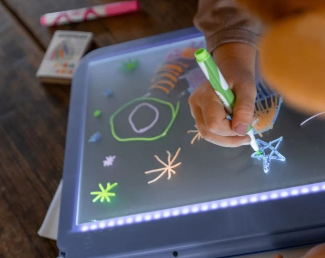 Podświetlany tablet do nauki pisania i rysowania Kidywolf USB 4 markery