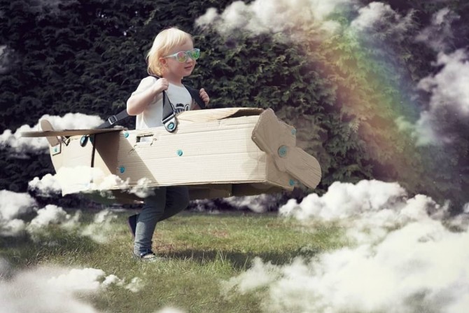 Zestaw narzędzi do konstruowania z kartonu za pomocą specjalnych śrubek Makedo