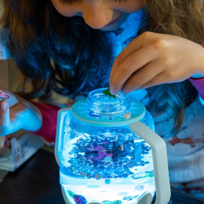 Słoik sensoryczny do napełnienia wodą Glo Pals z akcesoriami - Zima