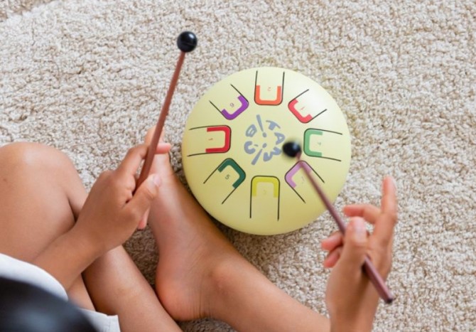 Instrument, bębenek dla dzieci do terapii muzycznej Baby Tambu żółty