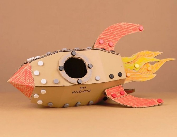 Kolorowe nakładki na śrubki Makedo do ozdobienia kartonowych konstrukcji