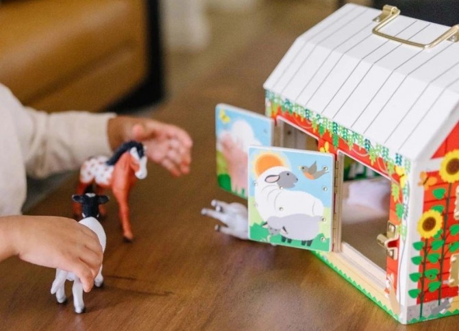 Drewniana stodoła z drzwiami Melissa & Doug