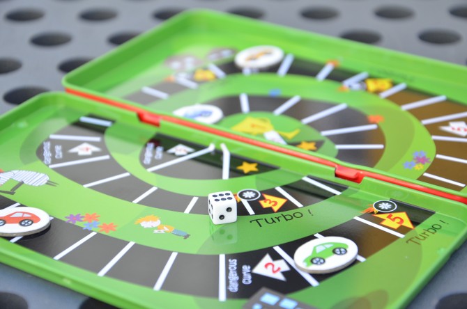 Podróżna gra magnetyczna The Purple Cow - Wyścigi samochodowe