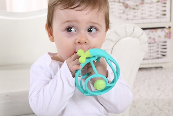 Gryzak z Grzechotką Mombella - Ślimak