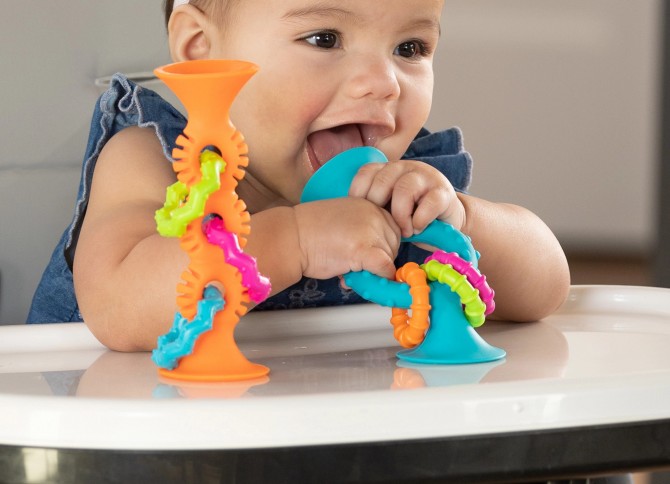 Grzechotka Przyssawka Pip Squigz Loops Fat Brain Toys - Bobo Orange
