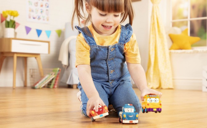 Trzy miękkie autka B. Toys - Wheeeels Mini z busem