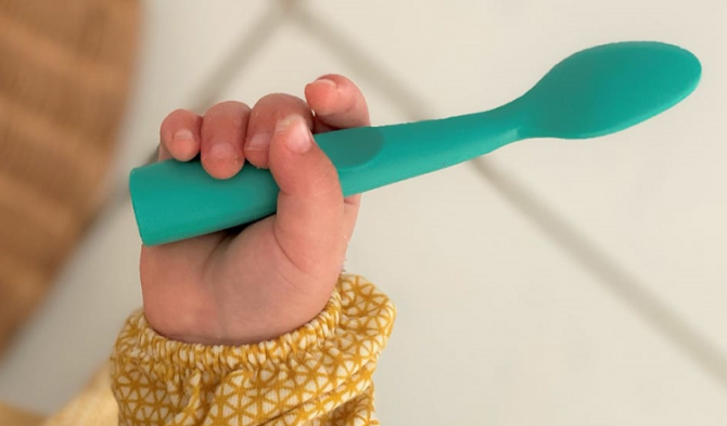 Łyżeczka silikonowa do nauki samodzielnego jedzenia Minikoioi - zielona
