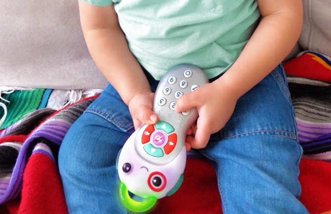 Muzyczny pilot TV dla maluszków w pudełku B. Toys - Grab n’ Zap