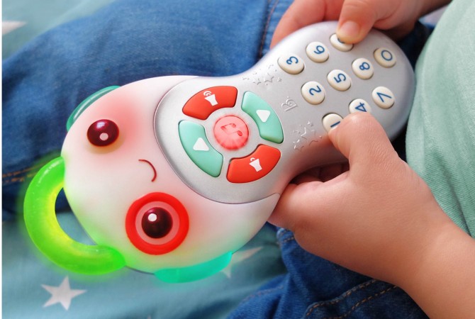 Muzyczny pilot TV dla maluszków w pudełku B. Toys - Grab n’ Zap