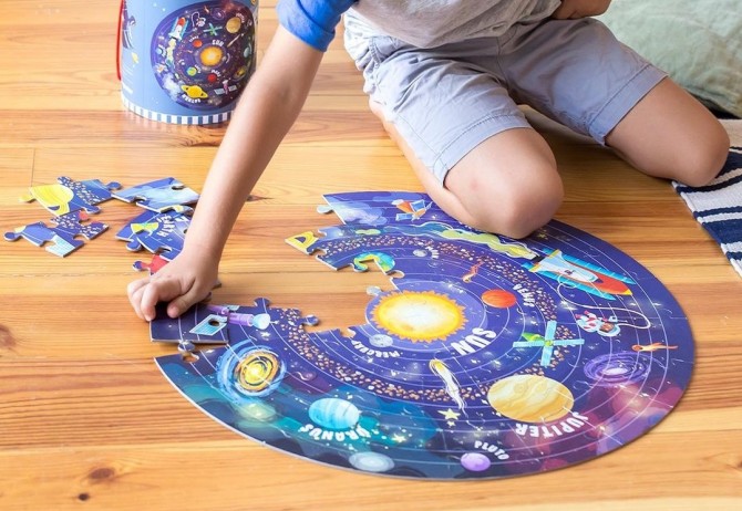 Puzzle z układem słonecznym okrągłe