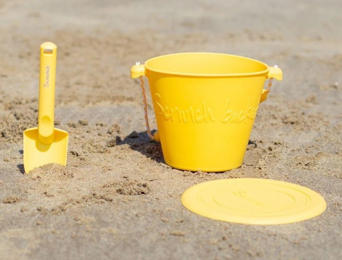 Składane wiaderko do wody i piasku Scrunch Bucket - Musztardowy