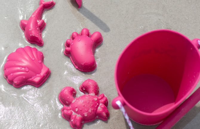 Wiaderko Scrunch do wody i piasku w kolorze wiśniowym