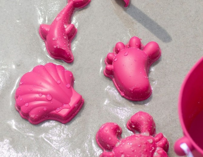 Foremki w kolorze wiśniowym do zabawy w piasku i wodzie Scrunch