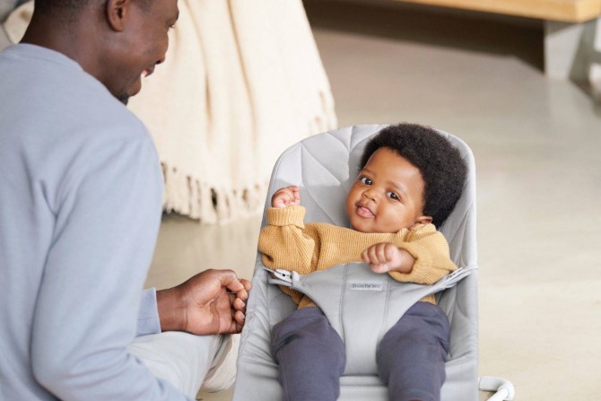 Leżaczek BABYBJORN BLISS COTTON Petal Quilt - Jasny Szary + Zabawka Googly Eyes Pastels