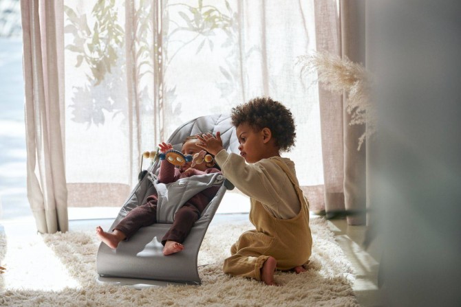 Leżaczek BABYBJORN BLISS COTTON Petal Quilt - Jasny Szary + Zabawka Googly Eyes Pastels