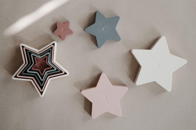 Piramidka sensoryczna Mushie - Nesting Star