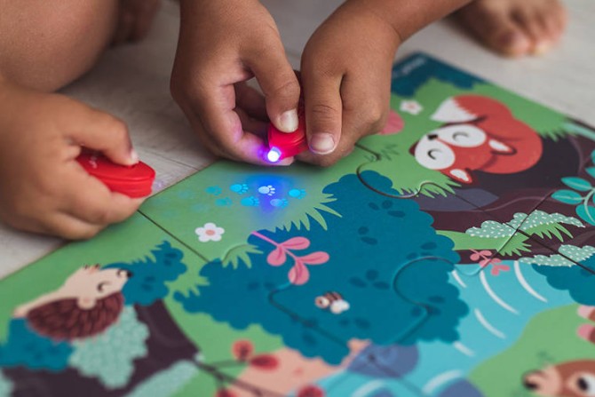 Świecące puzzle z mini-lampką UV Janod - Las 24 elementy 3+