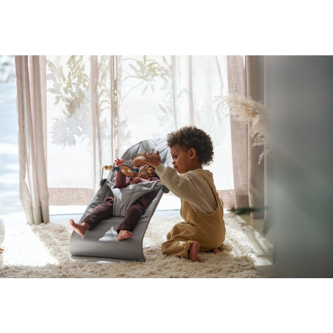 Leżaczek BABYBJORN BLISS COTTON Petal Quilt - Jasny Szary + Zabawka Googly Eyes Pastels