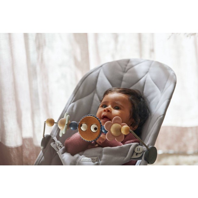 Leżaczek BABYBJORN BLISS COTTON Petal Quilt - Jasny Szary + Zabawka Googly Eyes Pastels