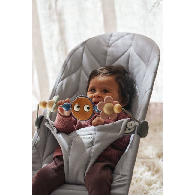 Leżaczek BABYBJORN BLISS COTTON Petal Quilt - Jasny Szary + Zabawka Googly Eyes Pastels