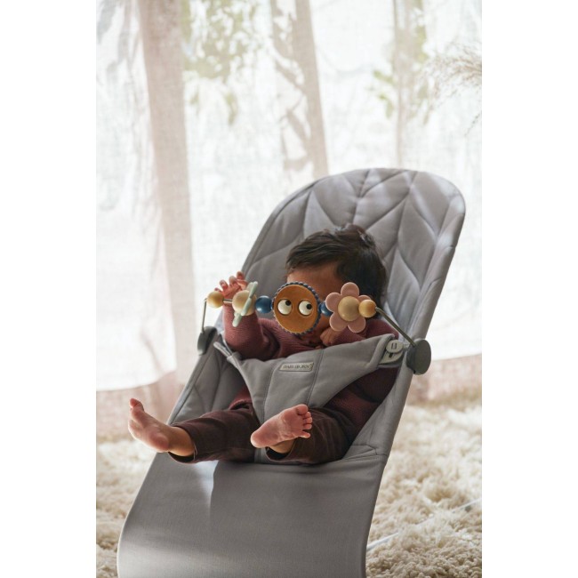 Leżaczek BABYBJORN BLISS COTTON Petal Quilt - Jasny Szary + Zabawka Googly Eyes Pastels