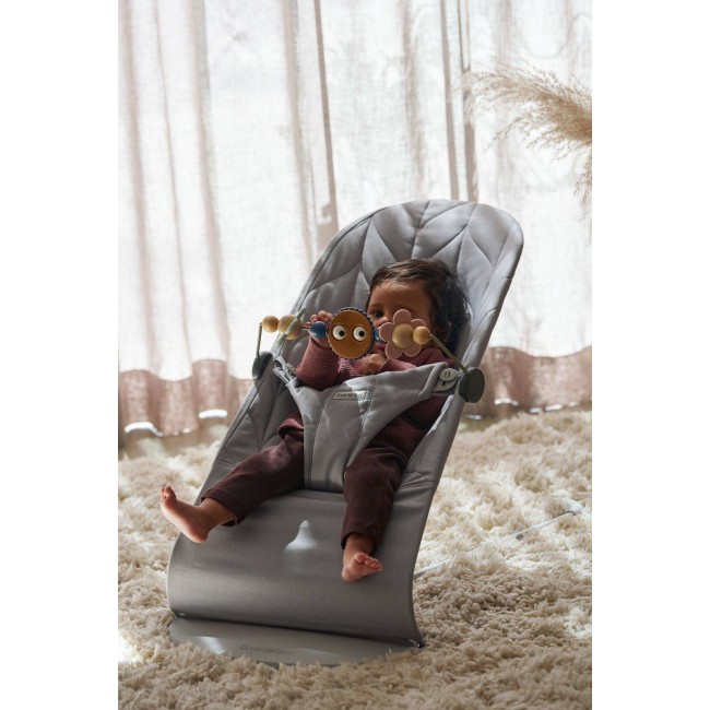 Leżaczek BABYBJORN BLISS COTTON Petal Quilt - Jasny Szary + Zabawka Googly Eyes Pastels