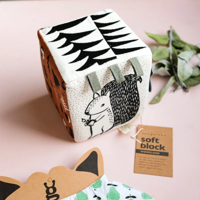 Miękka kostka kontrastowa Wee Gallery - Woodland