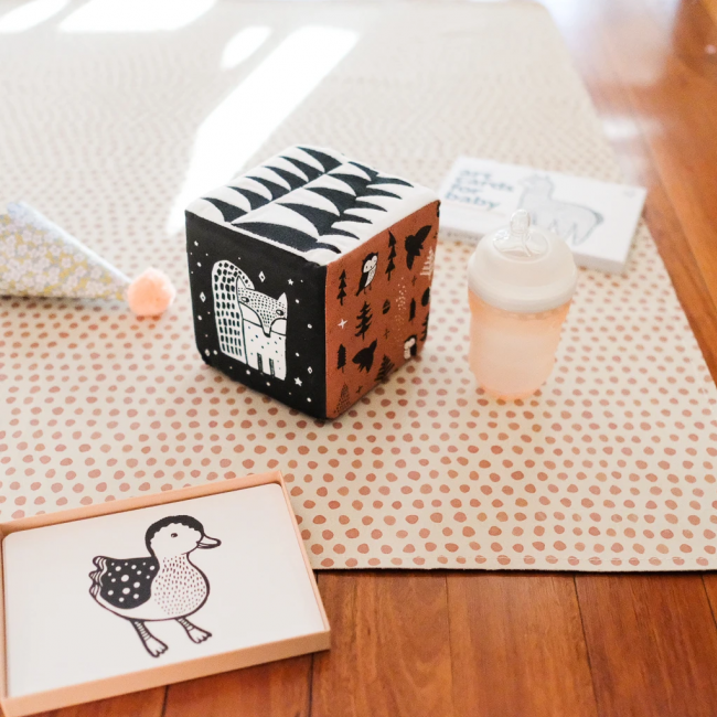 Miękka kostka kontrastowa Wee Gallery - Woodland