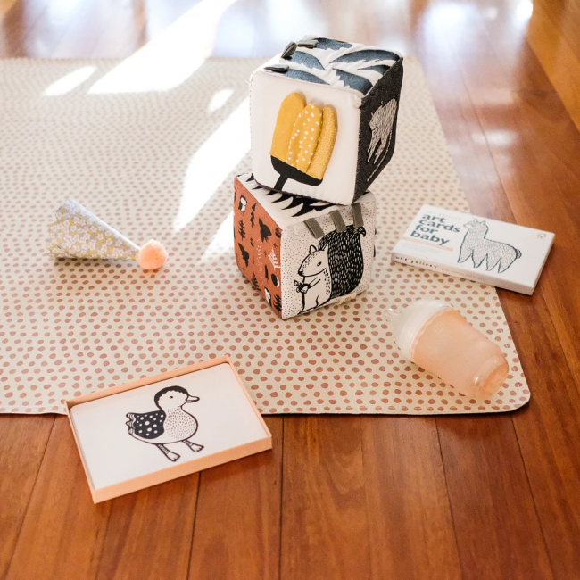 Miękka kostka kontrastowa Wee Gallery - Woodland