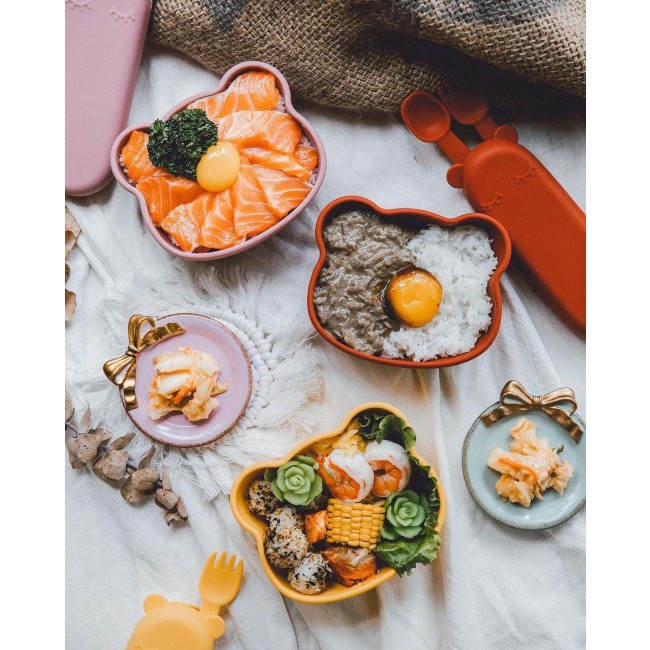 Silikonowa miseczka z przyssawką i pokrywką Miś We Might Be Tiny - Yellow