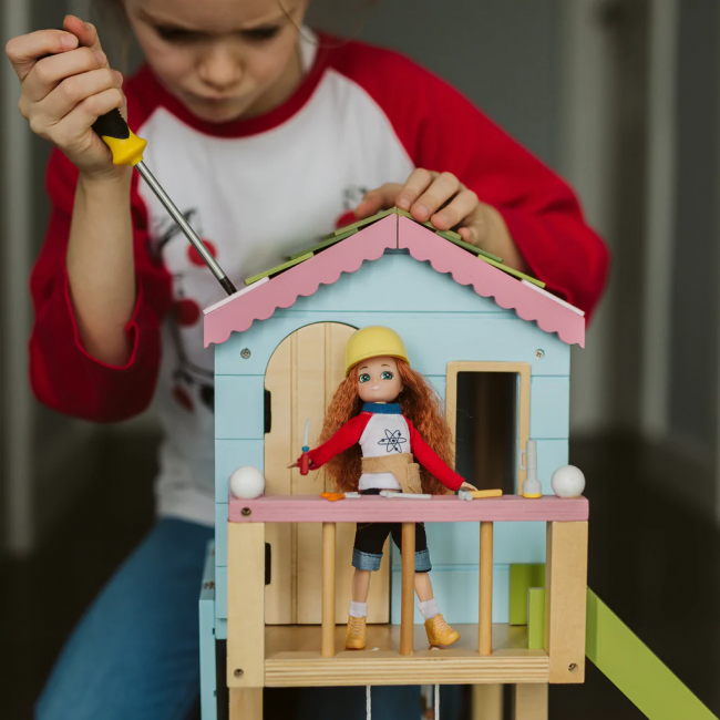 Lalka Lottie - Młody wynalazca