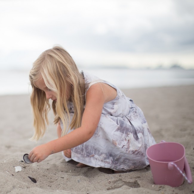 Zestaw zabawek do piasku Scrunch z sitkiem - Pudrowy róż