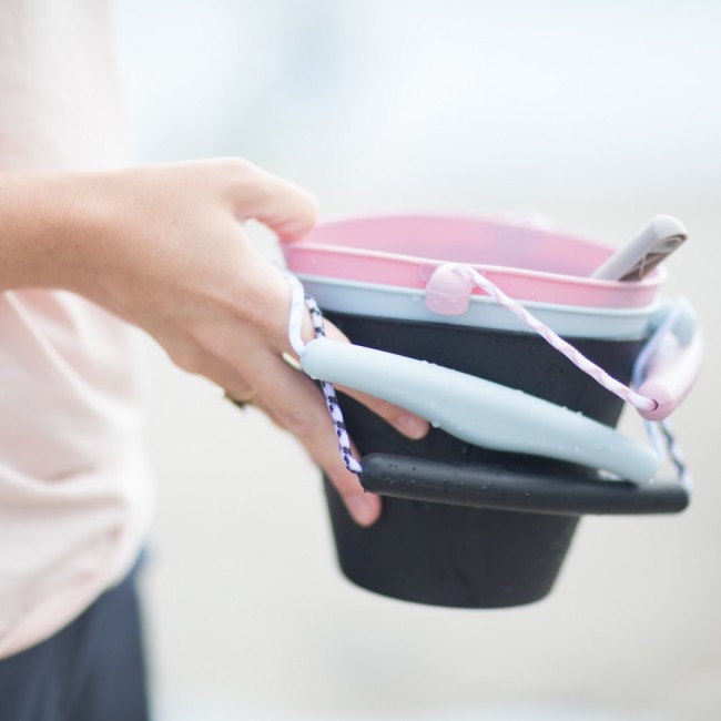 Zestaw zabawek do piasku Scrunch z konewką - Błękitny