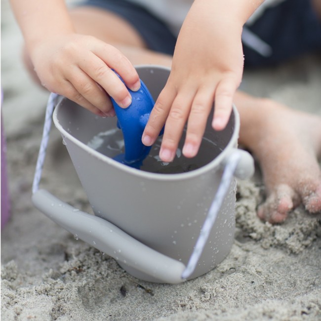 Zestaw zabawek do piasku Scrunch z konewką - Błękitny