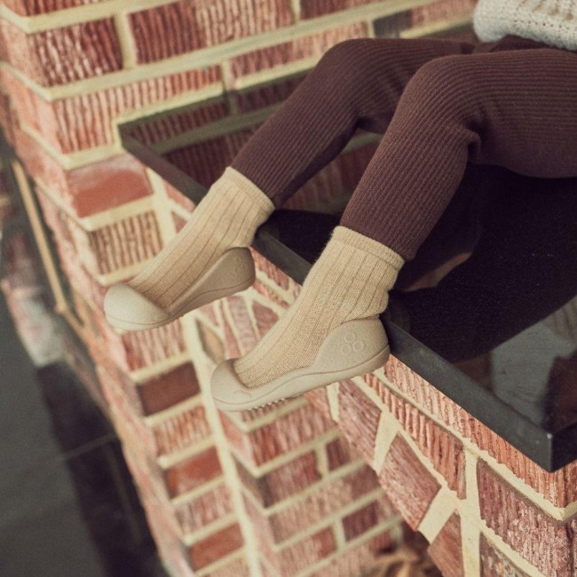 Oddychające antypoślizgowe buciki Attipas - Pallet White Chocolate M