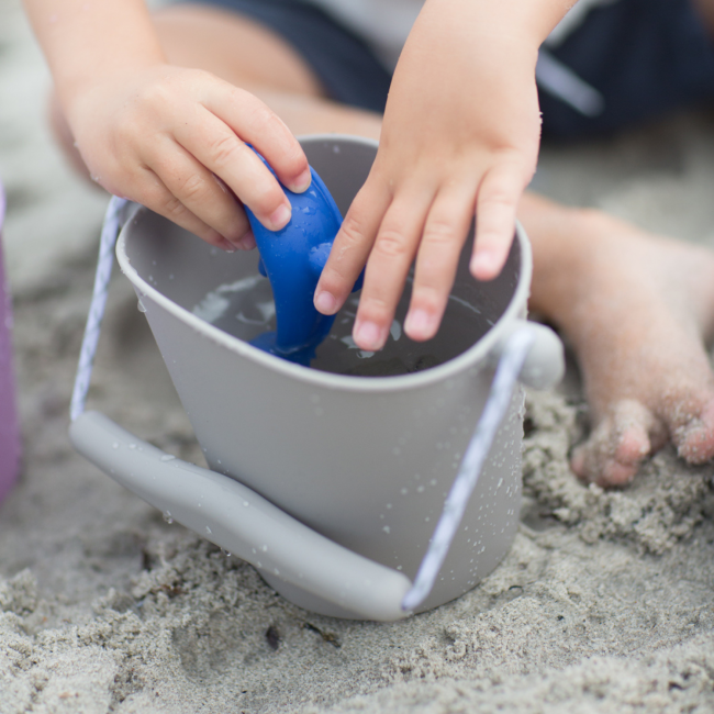 Składane wiaderko do wody i piasku Scrunch Bucket - Błękitny