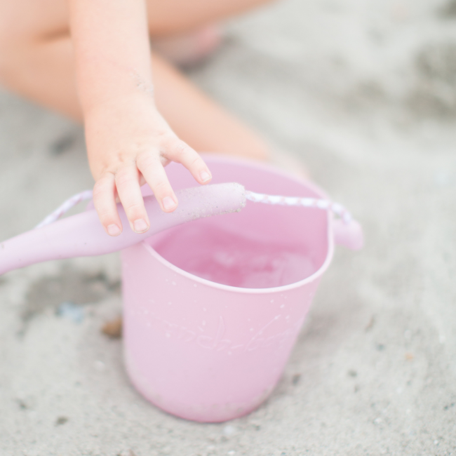 Składane wiaderko do wody i piasku Scrunch Bucket - Pudrowy Róż