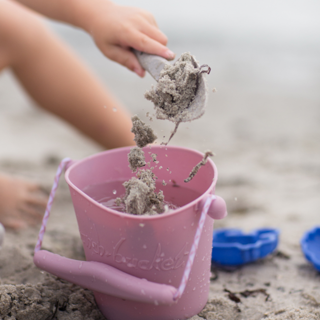 Składane wiaderko do wody i piasku Scrunch Bucket - Pudrowy Róż