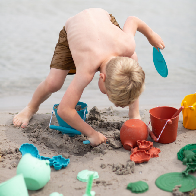 Składane wiaderko do wody i piasku Scrunch Bucket - Koralowy