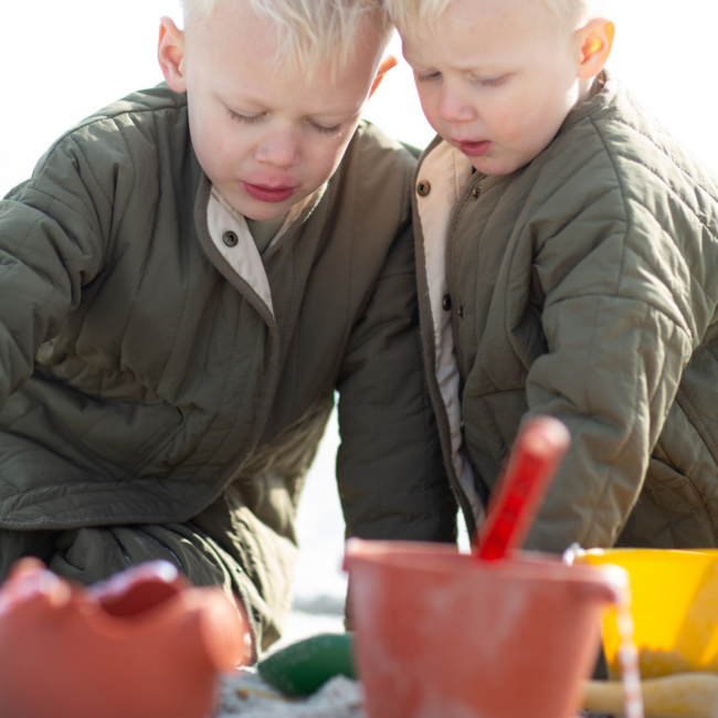 Składane wiaderko do wody i piasku Scrunch Bucket - Koralowy