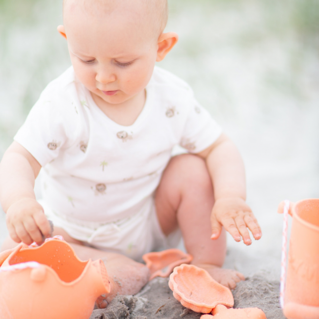 Składane wiaderko do wody i piasku Scrunch Bucket - Koralowy