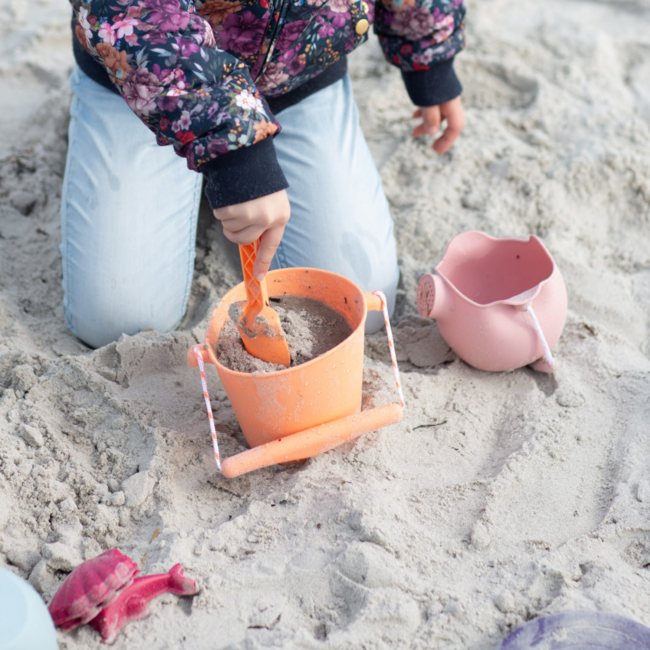 Składane wiaderko do wody i piasku Scrunch Bucket - Koralowy