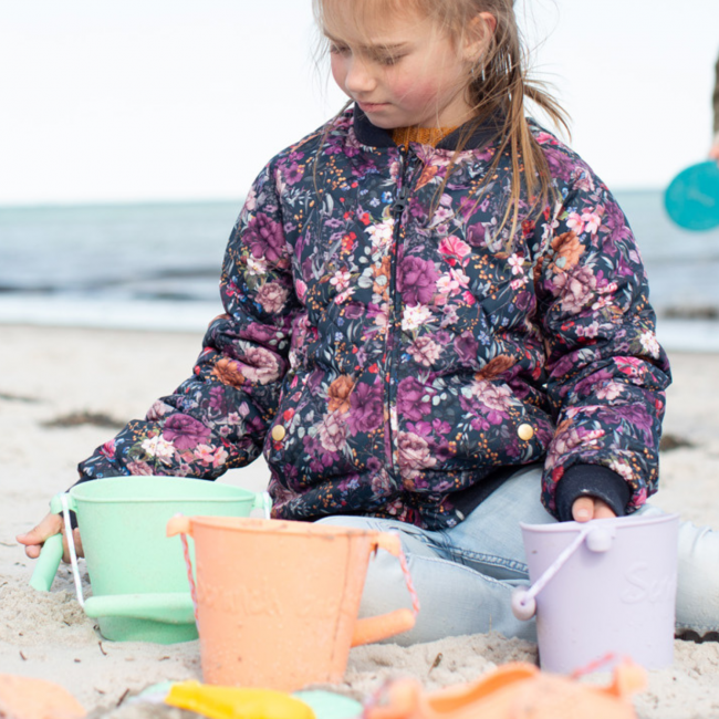 Składane wiaderko do wody i piasku Scrunch Bucket - Koralowy