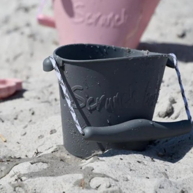 Składane wiaderko do wody i piasku Scrunch Bucket - Ciemny Zielony
