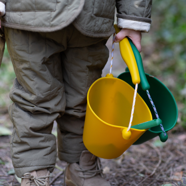 Składane wiaderko do wody i piasku Scrunch Bucket - Ciemny Zielony