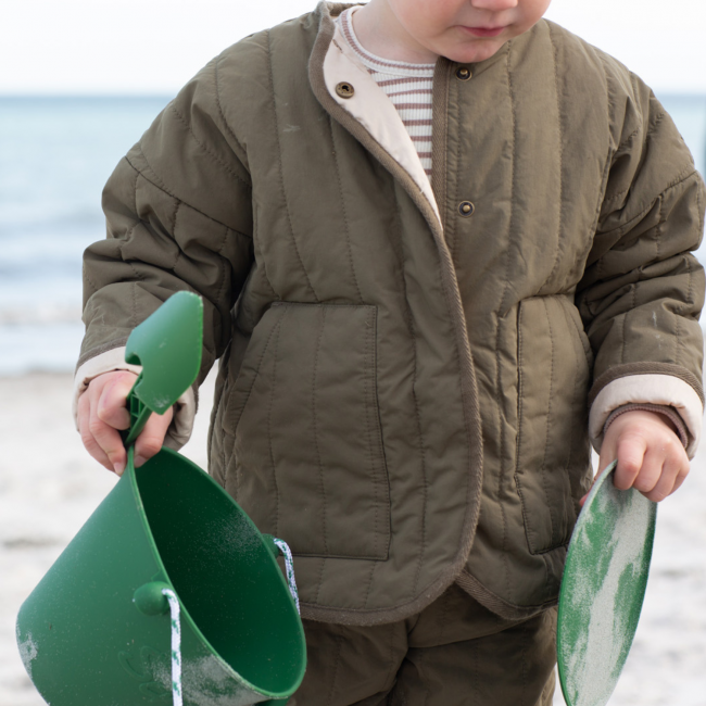Składane wiaderko do wody i piasku Scrunch Bucket - Ciemny Zielony